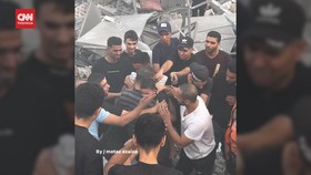 VIDEO: Momen Bocah Selamat usai Tertimbun Puing di Kamp Nuseirat Gaza