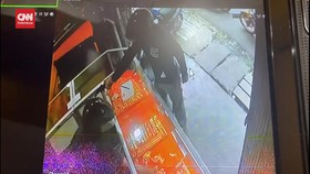 VIDEO: Perampok Bersenpi Gasak Toko Emas di Pasar Tradisional