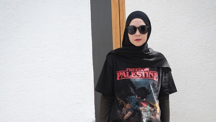 Gaya Zaskia Adya Mecca bela Palestina.