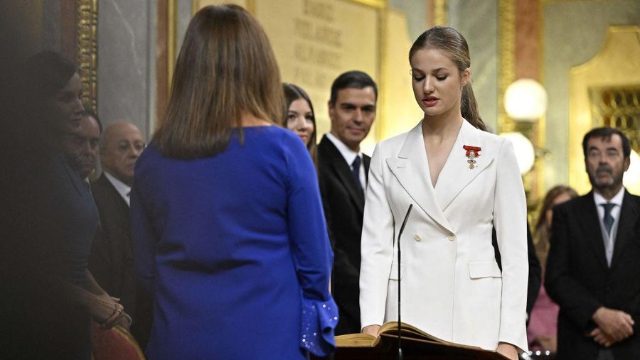 Spanish Crown Princess of Asturias Leonor attends a ceremony to swear loyalty to the constitution, on her 18th birthday, at the Congress of Deputies in Madrid on October 31, 2023. Princess Leonor, heir to the Spanish crown, will swear loyalty to the constitution on her 18th birthday, a milestone that will help turn the page on the scandal-tainted reign of her grandfather, Juan Carlos. After taking the oath, Princess Leonor can legally succeed her father, King Felipe VI, and automatically becomes head of state in the event of the monarch's absence. (Photo by JAVIER SORIANO / AFP) (Photo by JAVIER SORIANO/AFP via Getty Images)