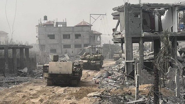 Tiga relawan MER-C memutuskan tinggal di Gaza untuk membantu warga Palestina yang hingga kini terus menjadi korban agresi Israel.