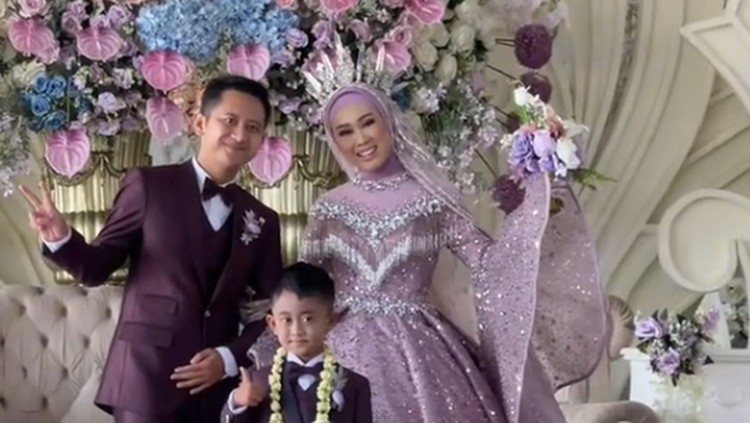 Acara khitanan rasa pernikahan, viral di TikTok. Kedua orang tua mengenakan busana bak pengantin. Lokasi pun penuh dengan dekorasi serba rustic dan ada pelaminan yang mewah.