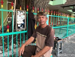 Kisah Pak Udin 21 Tahun Jadi Pemangkas Rambut di Bawah Beringin Jogja