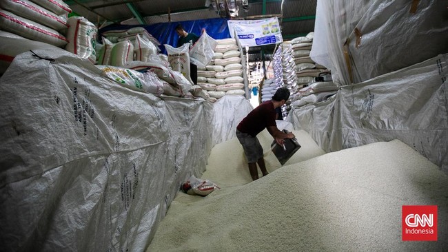 Direktur Utama Perum Bulog Bayu Krisnamurthi buka-bukaan mengenai penyebab kenaikan harga beras di pasar tradisional sejak pekan lalu.