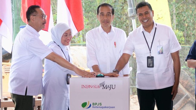 Presiden Jokowi melakukan groundbreaking Kantor Pusat BPJS Ketenagakerjaan di kawasan IKN Nusantara, Provinsi Kalimantan Timur, Kamis (2/11).