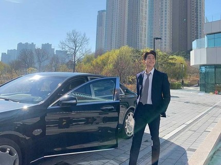 5 Potret Manis Chae Jong Hyeop saat Kenakan Jas, Produser Ganteng di Drakor Castaway Diva