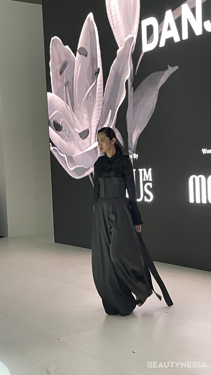 Inspirasi ditarik dari sejumlah elemen sub-culture yang saling diharmonisasi. Setiap look menampilkan jukstaposisi antara struktur yang kuat serta ayunan ringan/ Foto: Dok. Beautynesia