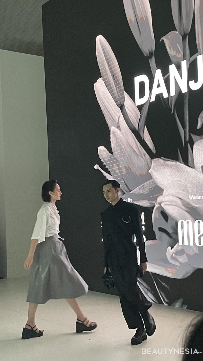 Desain klasik yang mencerminkan tradisi berpadu apik dengan unsur modern yang didapatkan dari potongan, aksen, atau pun material yang digunakan, seperti cotton, semi-wool, poly-cotton yang berkilau dan bertekstur/ Foto: Dok. Beautynesia