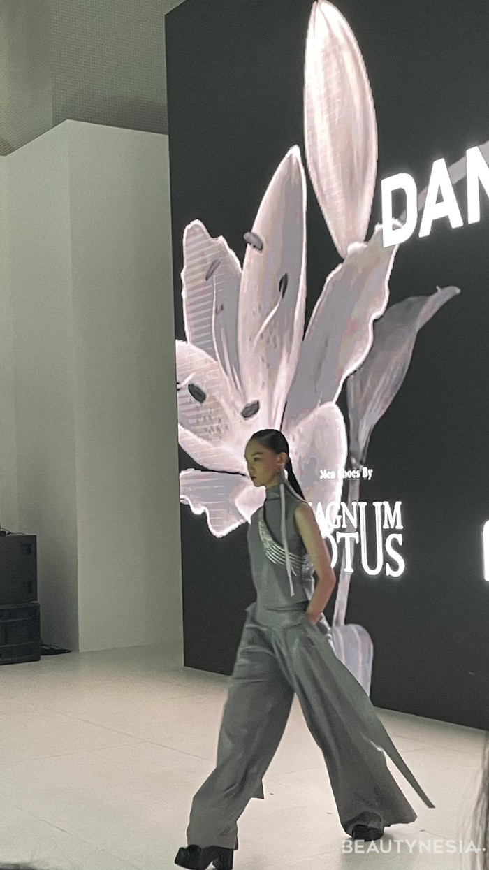 Imbuhan budaya Jepang juga terpadu lewat cutting dan detail obi yang tersemat di sejumlah busana dengan cara inkonvesional, membuat kesatuannya lebih dinamis/ Foto: Dok. Beautynesia