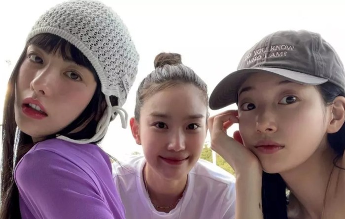 Di kala kesibukannya yang padat, Suzy berhasil membagi waktunya dengan sangat baik. Mulai dari me time, girls time dengan sahabat bahkan ia juga rutin berdonasi sejak debut hingga kini. Definisi visual dan hati malaikat!/ Foto: soompi.com