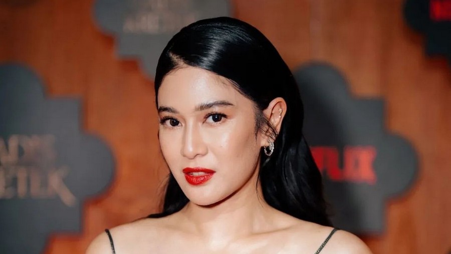Dian Sastrowardoyo di Gala Premiere Gadis Kretek.