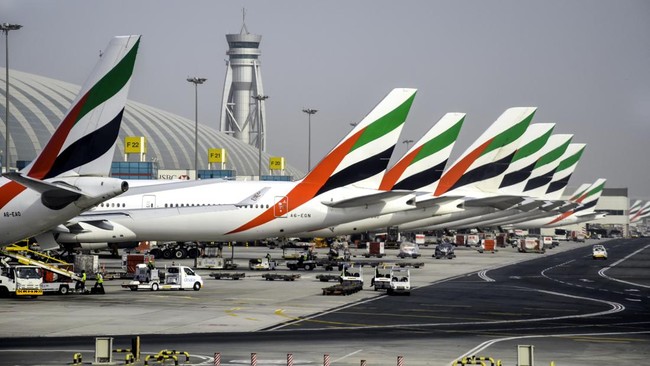 Operasional di Bandara Internasional Dubai UEA dihentikan sementara imbas kebakaran yang dipicu serangan drone pada Senin (16/3).