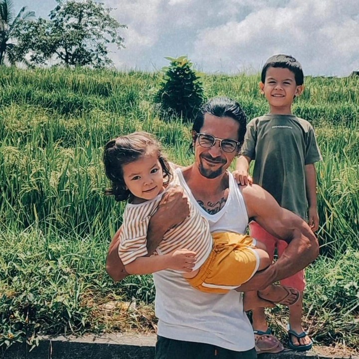 <p>Pada laman Instagram-nya, Kimberly dan Edward kerap mengunggah potret kebersamaannya kala mengasuh Rayden dan Aisyah. Edward bahkan membagikan momen kala bermain di sawah bersama kedua anaknya. (Foto: Instagram: @edward_akbar)</p>