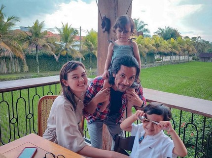 7 Potret Edward Akbar & Kimberly Ryder Asuh Anak, Bahagia Sederhana Main di Sawah