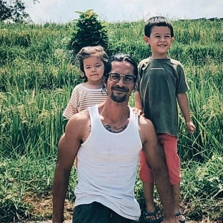 <p>"Kebahagiaan hadir ddari ketenangan. Ketenangan terlahir dari rasa syukur," tulis Edward di laman media sosialnya seraya berpose bersama Rayden dan Aisyah. (Foto: Instagram: @edward_akbar)</p>