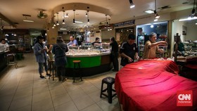 Sejumlah batu permata yang dijual pedagang dipajang untuk menarik minat pembeli di Pasar Batu Permata Rawa Bening, Jatinegara, Jakarta, Kamis (2/11/2023). (CNN Indonesia/ Adi Ibrahim)