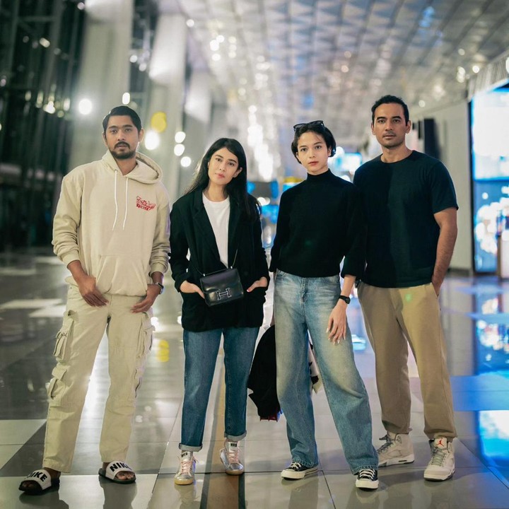<p>Para pemain <em>Gadis Kretek</em> sempat bertolak ke Korea nih, Bunda. Mulai dari Dian Sastrowardoyo, Ario Bayu, Putri Marino, hingga Arya Saloka, semua terlihat mengabadikan momen di bandara. (Foto: Instagram @therealdisastr)<br /><br /><br /></p>