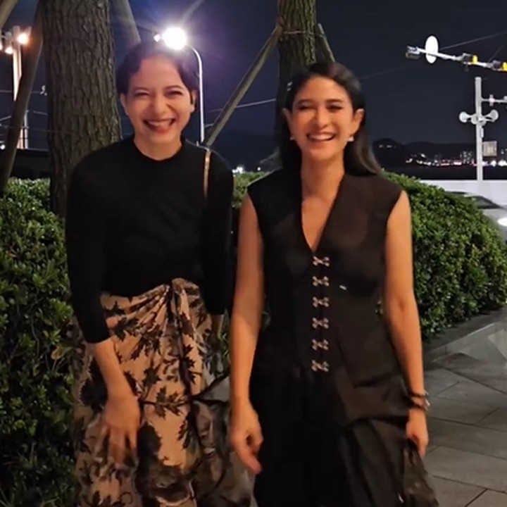 <p>Selain itu, ada juga momen ketika Dian Sastrowardoyo dan Putri Marino bersenda gurau sambil berpose, nih. Keren ya, Bunda?(Foto: Instagram @therealdisastr)<br /><br /><br /></p>