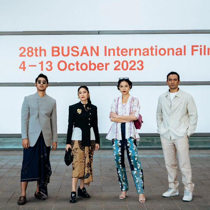 <p>Diketahui, para aktris dan aktor ternama Tanah Air ini bertolak ke Negeri Gingsen untuk mengahadiri acara Busan International Film Festival.(Foto: Instagram @therealdisastr)<br /><br /><br /></p>