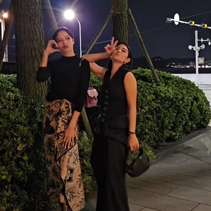 <p>Serial<em> Gadis Kretek</em> diadaptasi dari sebuah novel dengan judul yang sama, Bunda. Serial ini melakukan penayangan perdananya di Busan International Film Festival pada 4 Oktober 2023 dan akan tayang di Netflix pada 2 November 2023. (Foto: Instagram @therealdisastr)</p>