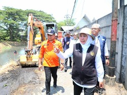 Gubernur Khofifah Cek Pengerukan Sungai Jelang Musim Hujan