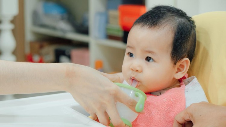 Ilustrasi Bayi Minum Ilustrasi Bayi Minum