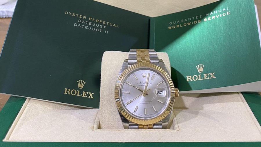 Jam Rolex Jam Rolex milik mantan menteri agama Malaysia Datuk Dr Zulkifli Mohamad Al-Bakri yang dilelang untuk donasi Palestina.