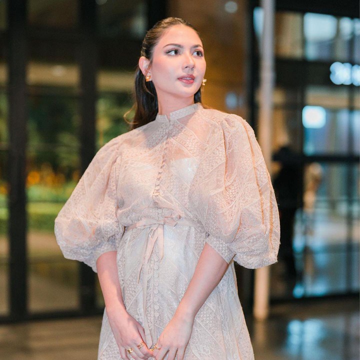 <p>Jessica Mila tampak cantik dan elegan dalam balutan dress berwarna putih gading. Rambutnya yang diikat membuat penampilannya terlihat sangat segar dengan baby bump yang sudah terlihat sangat jelas. (Foto: Instagram: @jscmila)</p>