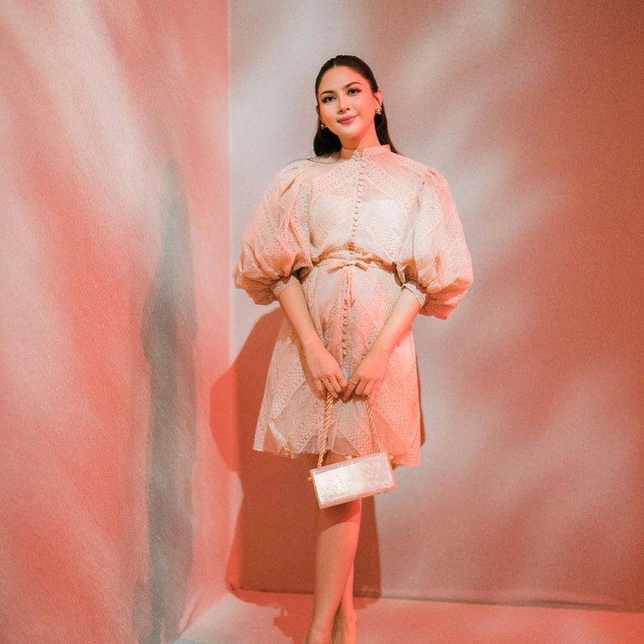 <p>Aktris cantik Jessica Mila juga tengah menjalani kehamilan pertamanya di tahun 2023. Sempat alami mual muntah yang parah di awal kehamilan, saat ini Mila sudah tampak lebih fit dan mulai ikuti kelas prenatal yoga. Mla juga kerap menghabiskan waktu bersama keluarga. (Foto: Instagram: @jscmila)</p>