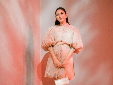 Bunda Seleb Tampil Anggun & Stylish dengan Dress saat Hamil, Intip 5 Potretnya
