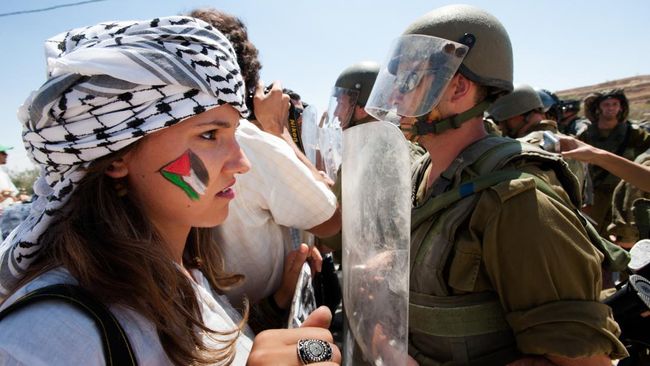 Keffiyeh identik dengan Palestina. Ada sejarah dan makna mendalam yang ada di dalamnya.