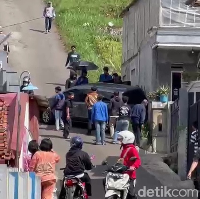 Kendaraan tak kuat menanjak di Tanjakan Spongebob Lembang.