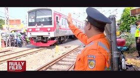 VIDEO: Rully Files: Uji Nyali di Perlintasan Kereta Api