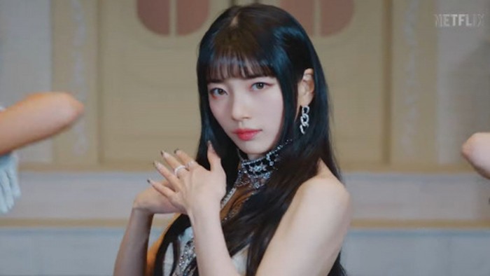 Kini, Suzy memang bukan lagi menjadi seorang member dari girl group. Tetapi aura idol yang ia miliki rasanya nggak pernah padam. Buat kamu yang kangen Suzy semasa menjadi idol, wajib nonton drama terbarunya yang berjudul Doona!/ Foto: Courtesy of Netflix