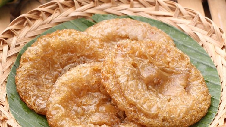 Kue cucur is a traditional snack from Indonesia, and popular in parts of Southeast Asia, includes Indonesia, Malaysia, southern Thailand and Singapore.
