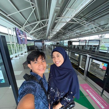 Pakai Sepatu Couple, Megawati Kencan Bareng Atlet Selam Dio Novandra