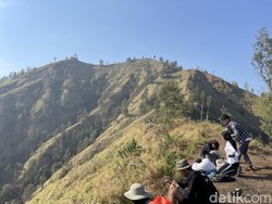 Menyaksikan Sunrise dari Atas Awan di Bukit Trunyan, Cantiknya Kelewatan!