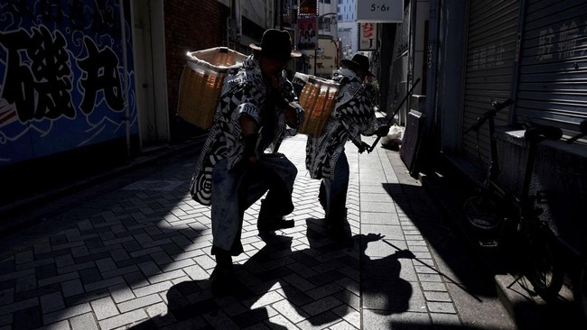 FOTO: Aksi Samurai Pemulung Bersihkan Jalan di Tokyo