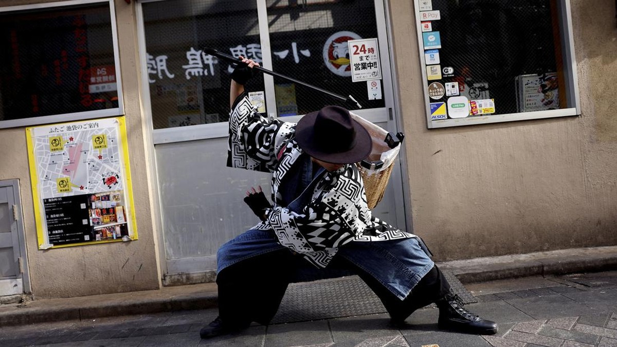 FOTO: Aksi Samurai Pemulung Bersihkan Jalan di Tokyo