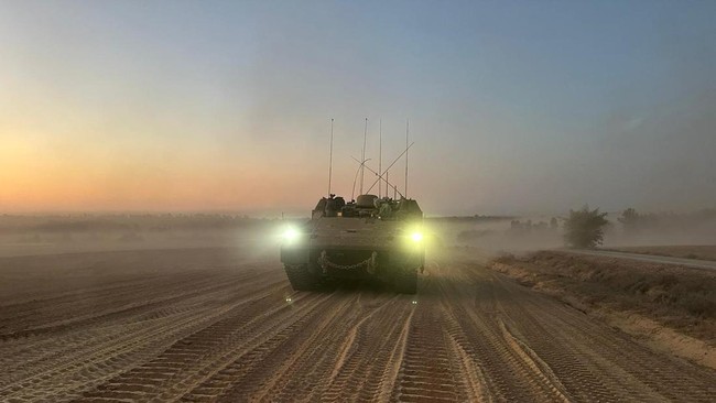 Dari citra satelit, militer Israel melalui jalur darat tampak semakin dekat ke pusat Kota Gaza, kota terbesar dan terpadat di Jalur Gaza.
