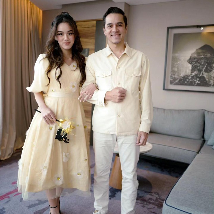 <p>Rionaldo Stokhorst dan sang anak perempuan, Shaista, kedapatan '<em>ngedate</em>' dengan baju couple di hari ulang tahun sang anak, lho. "Kamu bertambah satu tahun lebih tua dan lebih cantik dari sebelumnya," tulis Rionaldo dalam Bahasa Inggris. (Foto: Instagram: @rio.stokhorst)</p>