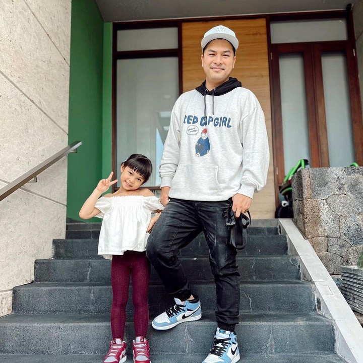 <p>Glenn Alinskie sering menghabiskan waktunya dengan sang putri, Nastusha Olivia Alinskie. Mereka bahkan sempat mengabadikan outfit sebelum berangkat jalan-jalan. "Foto OOTD dulu sebelum jalan-jalan," kata Glenn. (Foto: instagram: @glennalinskie)</p>