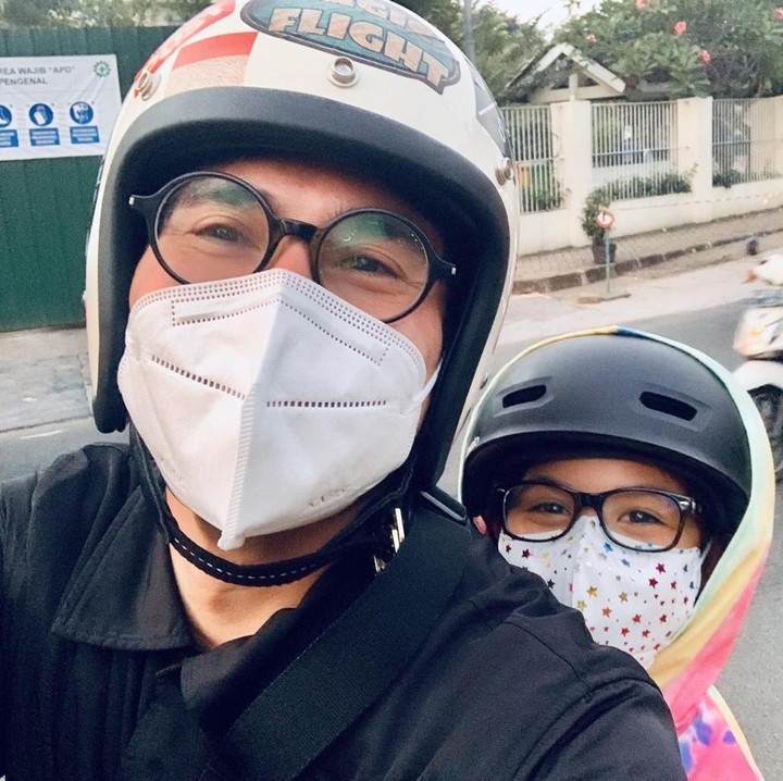 <p>Anak Vino G Bastian, Jizzy, juga sangat dekat dengan sang Ayah, lho. Keduanya bahkan kedapatan '<em>ngedate</em>' naik motor. "Bermain skuter dengannya," ujar Vino. (Foto: Instagram: @vinogbastian__)</p>