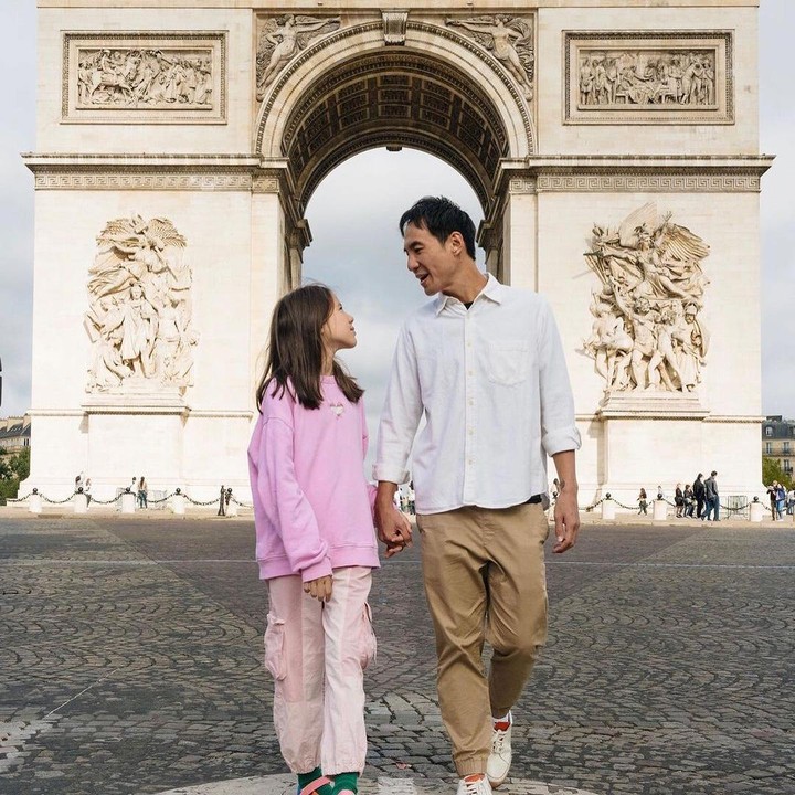 <p>Daniel Mananta mengajak sang putri, Mila, untuk berlibur ke Paris. Perjalanan ini terlaksana setelah Daniel menabung selama 4 tahun, Bunda. "Jadi, Mila pilih seminggu '<em>ngedate</em>' bersama Daddy di Paris. <em>So</em>, selama 4 tahun gue mulai nabung untuk perjalanan gue dan Mila ke Paris karena gue mau kasih tiket pesawat, tiket kereta, hotel, makanan, dan pengalaman terbaik," katanya pada laman Instagram-nya. (Foto: Instagram: @vjdaniel)</p>