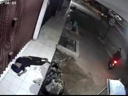 Penjahat Berhelm Putih Curi Kursi Roda Kakek Tunawisma di Bekasi