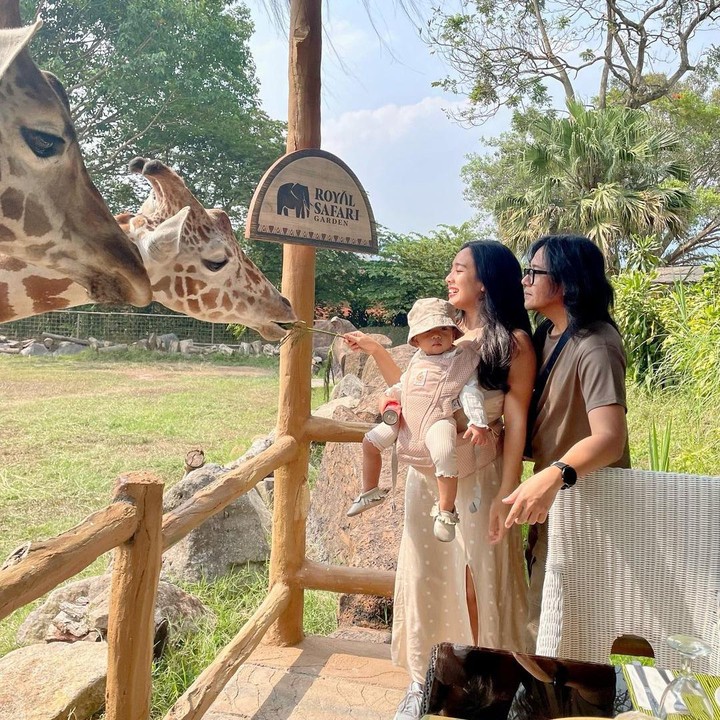 <p>"Ini pertama kalinya kami makan bersama jerapah dan itu adalah pengalaman keluarga yang tak terlupakan! Dan kami sangat senang melihat Sanne memberi mereka makan secara langsung," tulis Dea pada salah satu unggahan. (Foto: Instagram: @dea_ananda)</p>