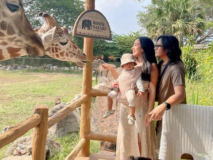 7 Potret Gemas Sanne Anak Dea Ananda, Dikenalkan dengan Hewan Sejak Kecil Bun