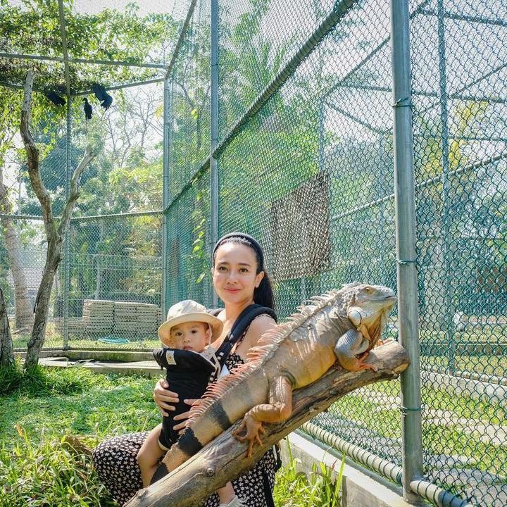 <p>Banyak netizen yang salah fokus dengan Sanne yang kini berusia 17 bulan ini. Bahkan, tak sedikit yang menyebut Sanne sangat menggemaskan. (Foto: Instagram: @dea_ananda)</p>