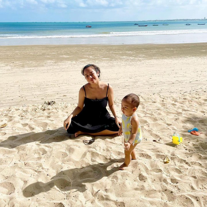 <p>Dea Ananda melahirkan anak pertamanya pada 14 Juni 2022. Bayi berjenis kelamin perempuan ini pun diberikan nama yang indah, yakni Sanne El Azhar. (Foto: Instagram: @dea_ananda)</p>