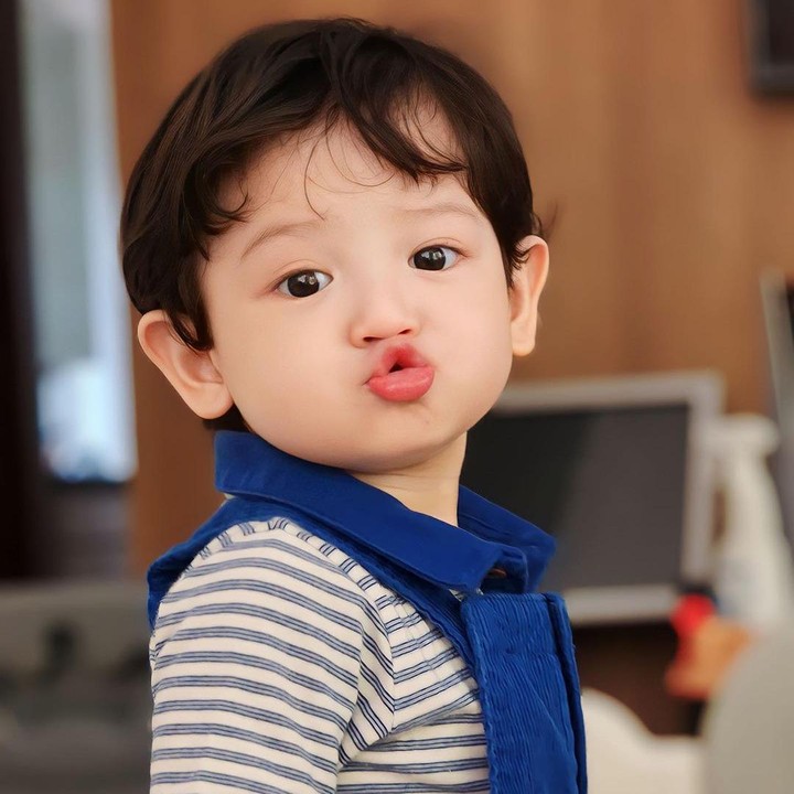 <p>Di usia dua tahun, Shaquille pun mendapatkan seorang adik yang bernama Jourell Kenzie Danuarta. Jourell lahir pada 22 April 2022. (Foto: Instagram: @cutratumeyriska)</p>